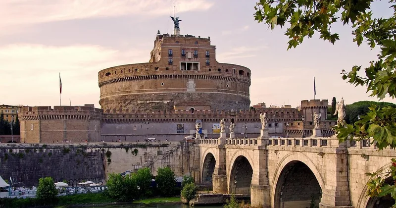 Castillo con Museos Vaticanos o Panteón