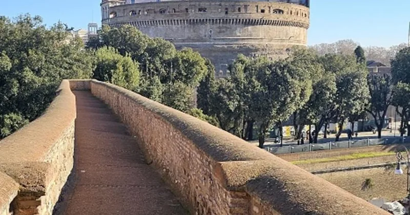 Passetto di Borgo with a guide and the castle