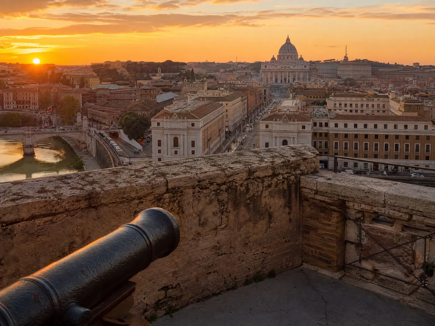 Una terraza en los tejados con vistas hacia una cúpula lejana al atardecer